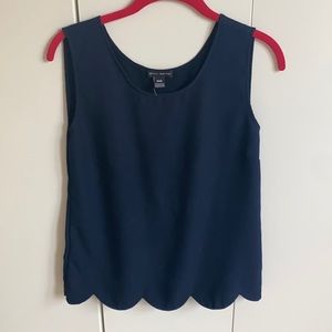 Blouse with scalloped bottom hem